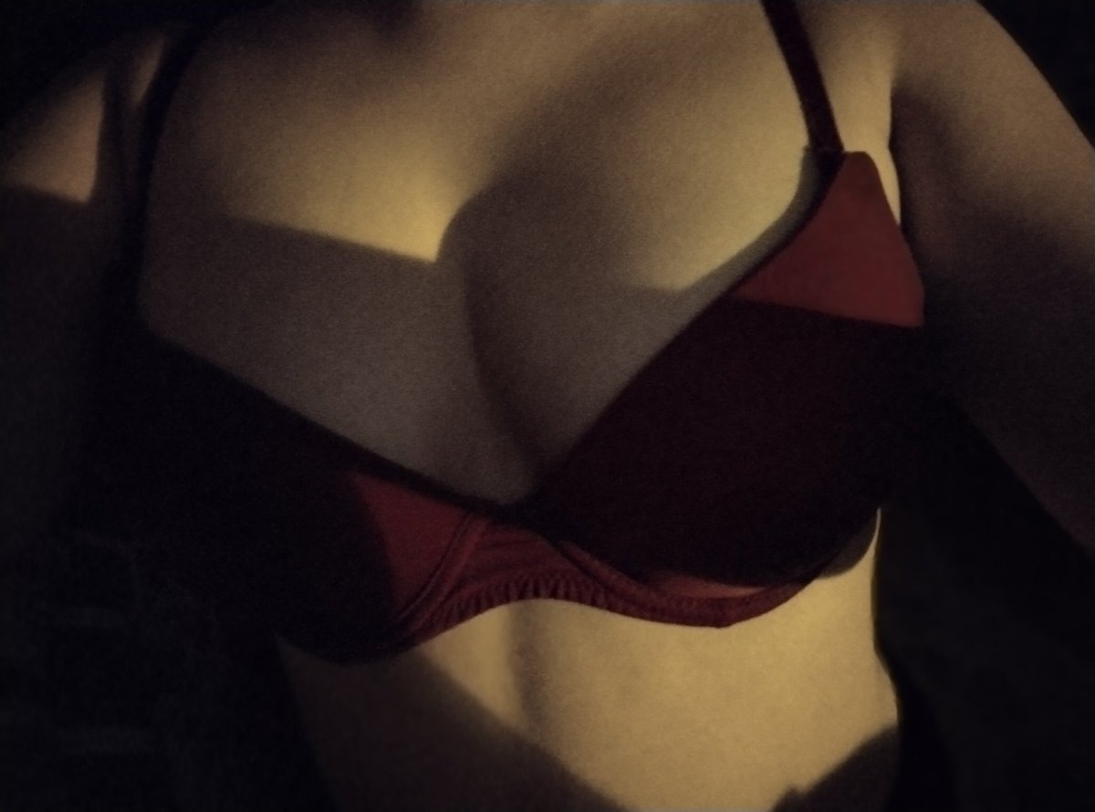iremmazn's tweet photo. Kimler sütyensiz görmek ister 😝😋 https://t.co/tJAPtRi36y