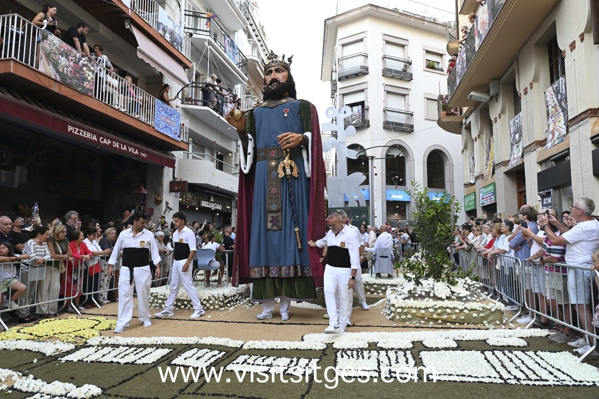 VisitSitges's tweet photo. 🌸🕯️ Gegants, Drac, Àliga i Moixiganga han acompanyat el seguici de la Processó en el seu recorregut per les catifes de flors. https://t.co/NbOSDMWHcR