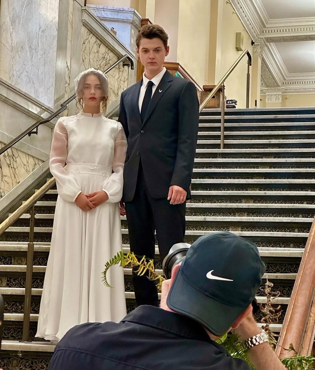 alItoosav's tweet photo. her covering the wedding band😭 https://t.co/DkDXRy416E