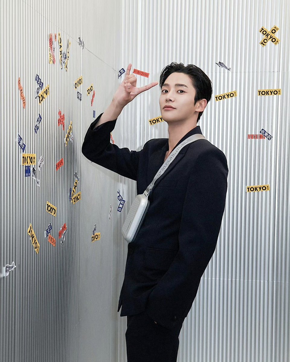 rowoon8726's tweet photo. D-322

2023.6.8
リモワの創業125周年を記念した世界巡回展 「SEIT 1898」のオープニングイベント。

男前すぎる❤️‍🔥🫠
余計会いたくなるね🥹💕

心も身体も健康でありますように🕊️࿐࿔*:･ﾟ
笑って過ごせるといいな🥰

#ロウン　#로운　#ROWOON　#김석우 https://t.co/L1MtunlgMj