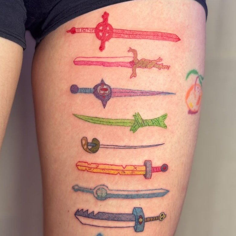 green_moohlight's tweet photo. cher journal,
me voilà arborant les épées de adventure time, j'ai souffert mais j'en suis très heureuse,
j'ai enfin vu azur et asmar,
j'ai découvert la mode royale thaïlandaise au MAD,
et j'ai fini mon we en beauté et plein d'espoir auprès de meluche  
#LGBTQIAStruggleContinues https://t.co/mFx8ApBUPU