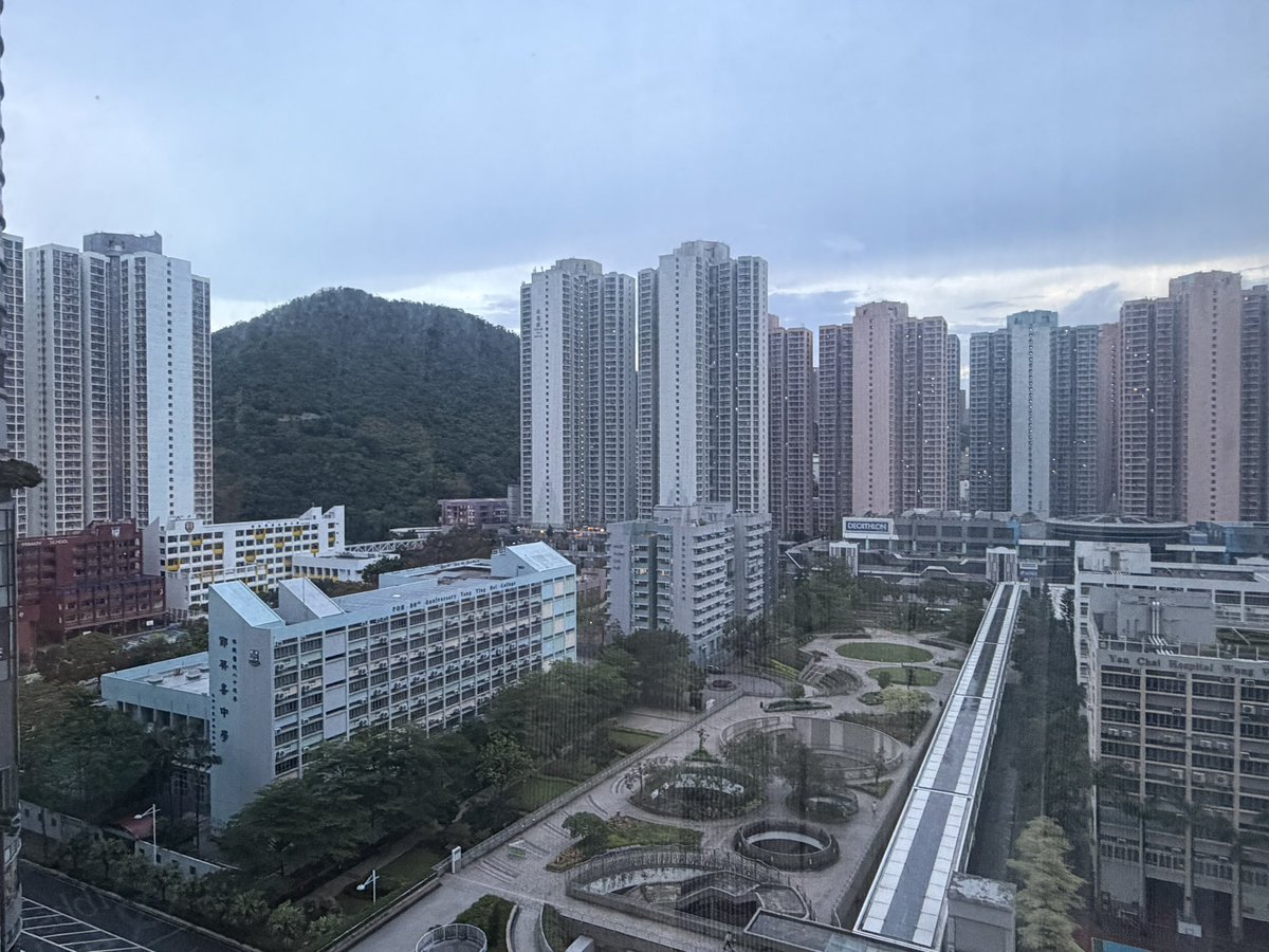 Jefftiger96's tweet photo. Kowloon at 530am from the hotel. Meetings today and tomorrow. Maybe some free time on Wednesday. https://t.co/eRwICfivE8