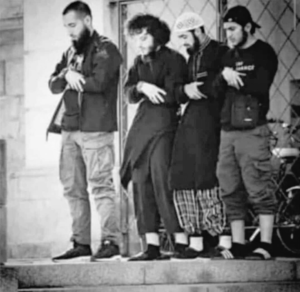_hayatcemresi's tweet photo. ▫️"Aralarında günah işlemeye utanacağın kişilerle arkadaş/dost ol. Aralarında Allah'a kulluk etmekten utanacaklarınla değil." https://t.co/LyTn0UlYFg