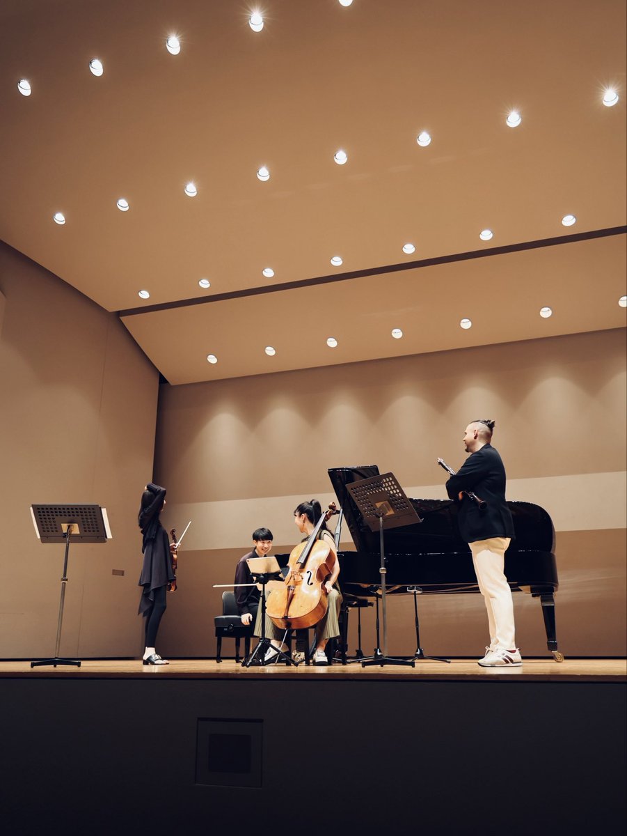 emirimiyamoto's tweet photo. ららら♪クラシック学校公演🎻

学生時代に出会う音楽や言葉、出来事は
その後の人生を変えることがあります。

あの日の時間が、何かを好きになるきっかけや自分の可能性を信じるきっかけになっていたらこころから嬉しいです。

ご一緒した皆さま、聴いてくださった皆さま
ありがとうございました☺️ https://t.co/3EYenmIKe7