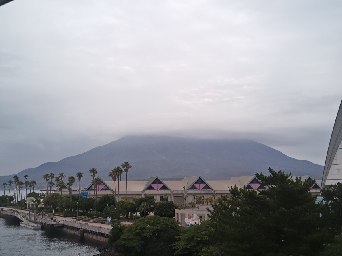 mathushitahiro's tweet photo. おはようございます🙇灰神楽ライフin鹿児島港です。桜島はもっと灰神楽かもなぁ。車ヤバいだろな。すれ違う車のフロントはワイパーで削った跡が。怖っ!　＃今日の桜島 ＃今日の雲　＃イマソラ　＃灰神楽ライフ https://t.co/aXZkrOqLdS