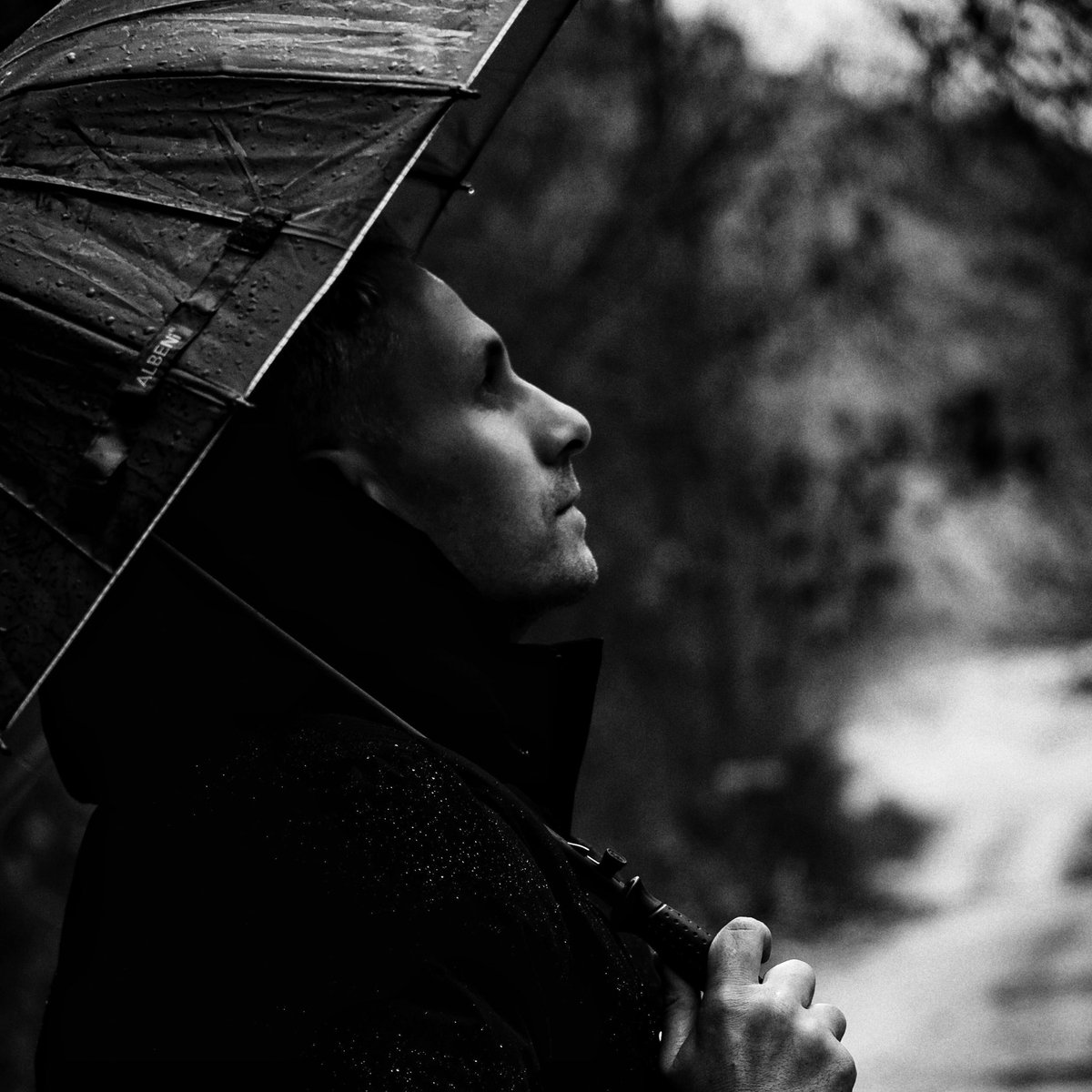 Otelo_7's tweet photo. Llueve, 
miro la lluvia, siento 
las gotas en mi rostro, 
veo recuerdos que me 
hacen pensar en ti, 
mujer de mirada sin tiempo… https://t.co/2Jbz5CvrkU