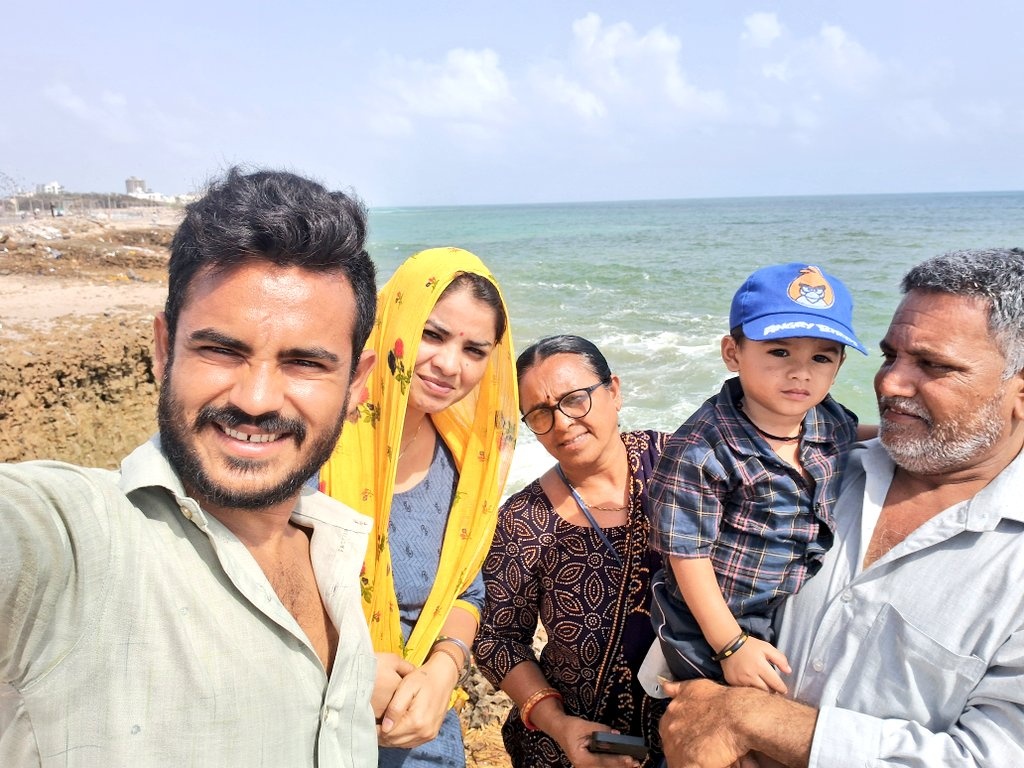 Sumitark7's tweet photo. पोरबंदर बीच My Beautiful Lovely Family  Happy Day Moments Life 🥰😇🤩😍😘

#FamilyMoments #lovelydayforaguinness #Moments #life @RahulKhaniya8 https://t.co/lzRUy8lNkQ