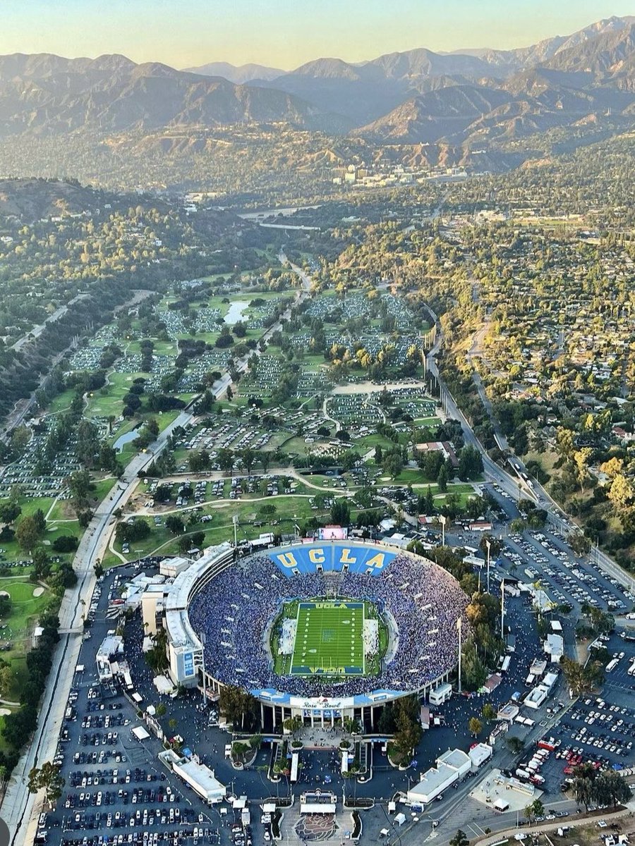 Rvcabrew's tweet photo. @Blake3229 @CoachMarshawn @UCLAFBRecruit @CoachBobChesney @ColinLockett15 @D_Co0p @Coach_Sooto Home is callin’ 💙💛🐻4️⃣s🆙 https://t.co/s1v0bgdaz8
