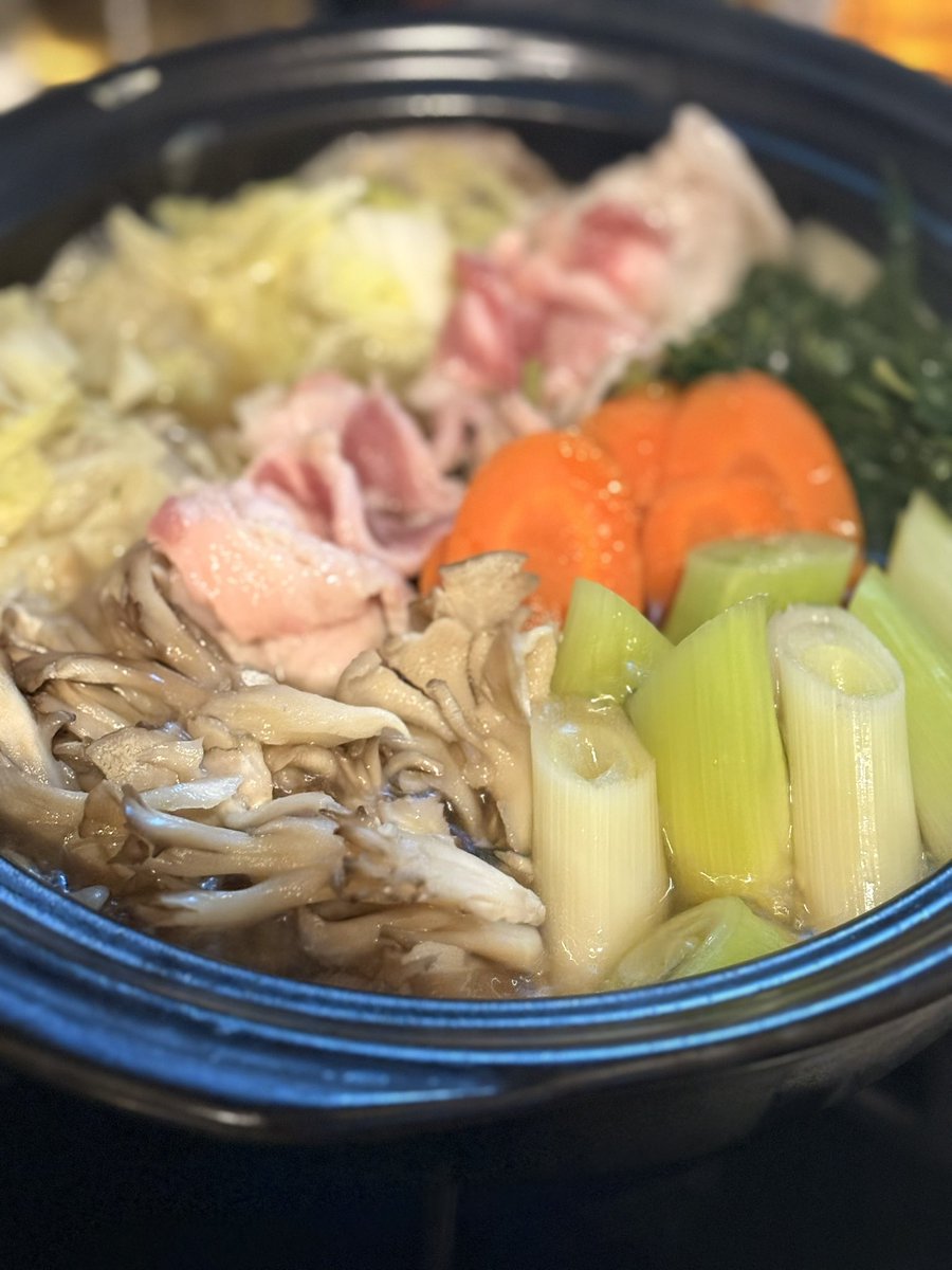 chamchamchamyyy's tweet photo. 最近外食が続いてるぞ…やばい…と思ったけど、食は豊かでなくてはならない論者なので、朝６時から鍋を煮込みながらエリンギ裂いた🤗
エリンギ、個人的に手で裂いてソテーがいちばんおいしい〜‼️🍄‍🟫🍄‍🟫🍄‍🟫 https://t.co/z4iX3ANBP1