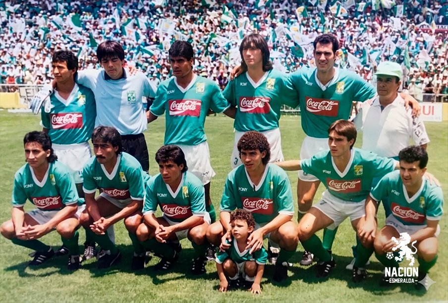 NacionEsmeralda's tweet photo. 🏆 Un día como hoy, 7 de junio de 1992...

La historia se escribió en el Nou Camp.

Después de 36 largos años de espera, el Club León volvió a tocar la gloria y levantó el trofeo de campeón ante su gente, en una de las tardes más especiales que ha vivido esta ciudad.

Con una generación llena de jóvenes, guiados por la experiencia de Milton Queiroz "Tita" y el liderazgo de un entonces prometedor técnico llamado Víctor Manuel Vucetich, La Fiera conquistó su quinta estrella.

El partido fue una auténtica batalla. El reloj avanzaba y el gol no llegaba. Hasta que, en el tiempo extra, @TurrubiatesDT rompió el silencio del estadio y desató la locura verdiblanca. Minutos después, un autogol terminó por sellar el destino.

León era campeón.

Las calles se inundaron de verde, las bocinas no dejaron de sonar y una ciudad entera salió a celebrar. Aquella noche nadie quiso dormir.

Porque hay fechas que no se borran.
Hay triunfos que no envejecen.

#7deJunioTampocoSeOlvida