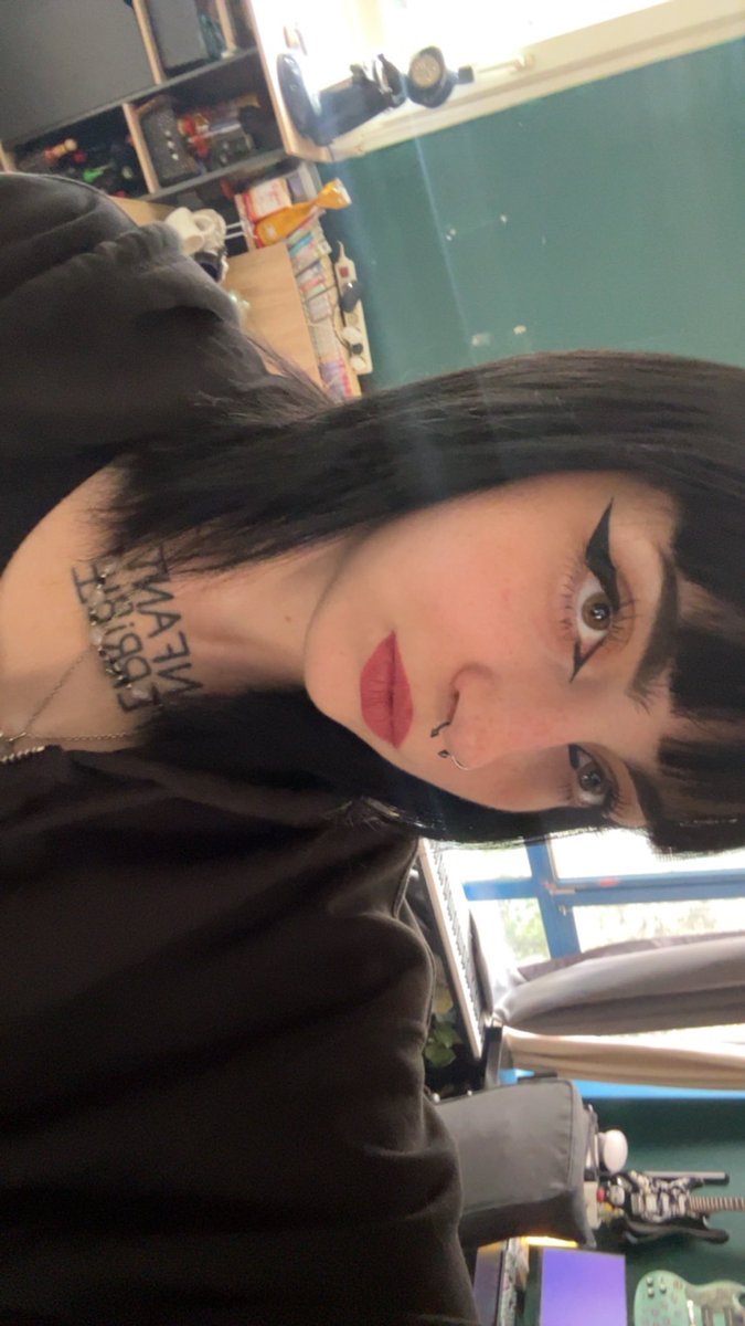 emo2merde's tweet photo. s23 et pas en retard cette fois :3 https://t.co/G4KGVpAhaP