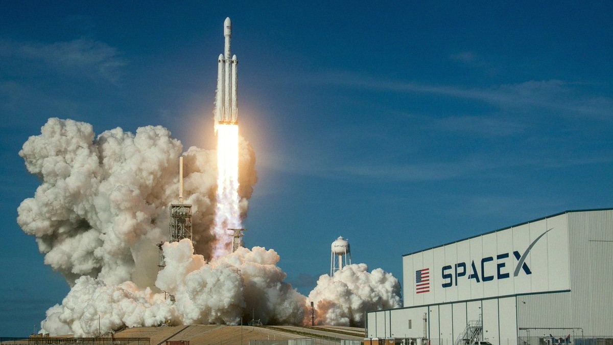 closerwish's tweet photo. SpaceX employees are about to see their lives completely change.

A former engineer now renovating a hotel in Italy? His stake is worth $28 million at IPO price.

A 27-year-old who joined in 2022 put 10% of her paycheck into equity. Not sure if she'll sell.

A welder from https://t.co/W1GoVMJGBI
