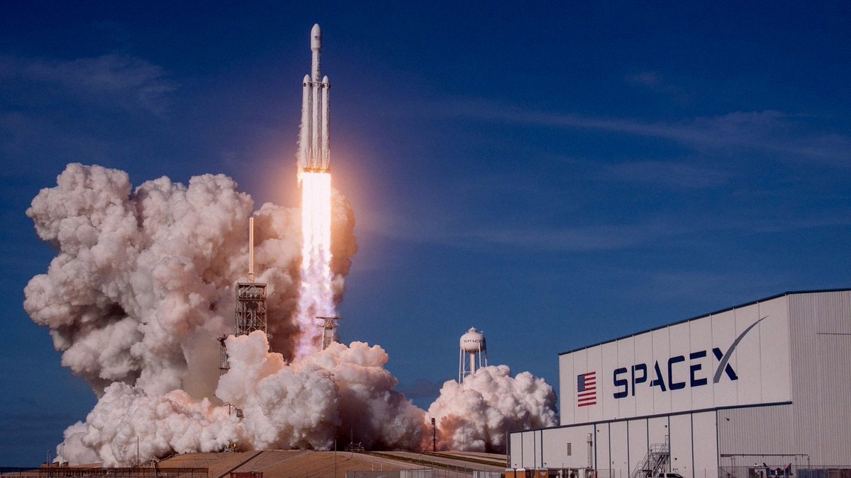 changscyaU's tweet photo. SpaceX employees are about to have their lives completely changed.

A former engineer now fixing up a hotel in Italy—his stake could be worth $28 million at IPO price.

A 27-year-old who joined in 2022 put 10% of each paycheck into equity. Not sure if she'll sell yet.

A https://t.co/Nw7m81OxzQ