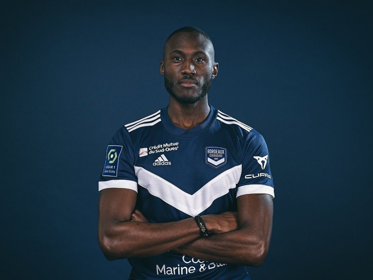 DonFcgb's tweet photo. 💔🎙️ 𝐑𝐞𝐭𝐫𝐚𝐢𝐭é 𝐝𝐞𝐬 𝐭𝐞𝐫𝐫𝐚𝐢𝐧𝐬 𝐝𝐞𝐩𝐮𝐢𝐬 𝐪𝐮𝐞𝐥𝐪𝐮𝐞𝐬 𝐬𝐞𝐦𝐚𝐢𝐧𝐞𝐬, 𝐉𝐨𝐬𝐮𝐡𝐚 𝐆𝐮𝐢𝐥𝐚𝐯𝐨𝐠𝐮𝐢 𝐚 𝐫é𝐯é𝐥é, 𝐝𝐚𝐧𝐬 𝐮𝐧 𝐞𝐧𝐭𝐫𝐞𝐭𝐢𝐞𝐧 𝐚𝐯𝐞𝐜 @lequipe, 𝐪𝐮𝐞 𝐥𝐞 𝐜𝐡𝐨𝐢𝐱 𝐪𝐮’𝐢𝐥 𝐚 𝐥𝐞 𝐩𝐥𝐮𝐬 𝐫𝐞𝐠𝐫𝐞𝐭𝐭é 𝐝𝐮𝐫𝐚𝐧𝐭 𝐬𝐚 𝐜𝐚𝐫𝐫𝐢è𝐫𝐞 𝐞𝐬𝐭 𝐬𝐚 𝐬𝐢𝐠𝐧𝐚𝐭𝐮𝐫𝐞 𝐚𝐮𝐱 @girondins : 

« Bordeaux, ça a été la désillusion. Je quitte @VfL_Wolfsburg 🇩🇪 par ego. 
J'étais une figure importante de l'équipe, le capitaine. Je voyais que le club recrutait d'autres joueurs. Bordeaux m'a proposé un projet sur le long terme. C'était aussi une opportunité de rentrer en France 🇫🇷 avec ma famille. 𝐉𝐞 𝐬𝐮𝐢𝐬 𝐩𝐚𝐫𝐭𝐢 𝐚𝐯𝐞𝐜 𝐝𝐞𝐬 é𝐭𝐨𝐢𝐥𝐞𝐬 𝐝𝐚𝐧𝐬 𝐥𝐞𝐬 𝐲𝐞𝐮𝐱 𝐞𝐭 𝐦𝐨𝐧 𝐛â𝐭𝐨𝐧 𝐝𝐞 𝐩è𝐥𝐞𝐫𝐢𝐧, 𝐞𝐧 𝐩𝐞𝐧𝐬𝐚𝐧𝐭 𝐬𝐚𝐮𝐯𝐞𝐫 𝐥𝐞 𝐜𝐥𝐮𝐛 𝐞𝐭 𝐠𝐚𝐠𝐧𝐞𝐫 𝐝𝐞𝐬 𝐭𝐢𝐭𝐫𝐞𝐬. Ç𝐚 𝐚 é𝐭é 𝐦𝐨𝐧 𝐩𝐥𝐮𝐬 𝐠𝐫𝐨𝐬 é𝐜𝐡𝐞𝐜 ! »