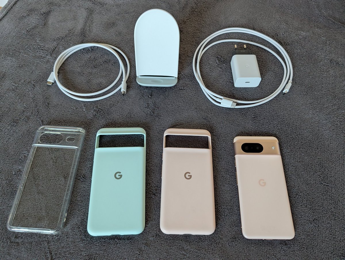 daaniszy's tweet photo. Sprzedam Google Pixel 8 128GB wraz z zestawem akcesoriów:
2 oryginalne etui silikonowe 
1 etui clear Ringke 
Ładowarka sieciowa Google 30W
Ładowarka indukcyjna Google Stand 2 gen. 
Telefon kupiony 12.03.2024 i ma gwarancję do 12.03.2028 czyli jeszcze niecałe 2 lata. 1400 zł. https://t.co/XtdwlU9VVv
