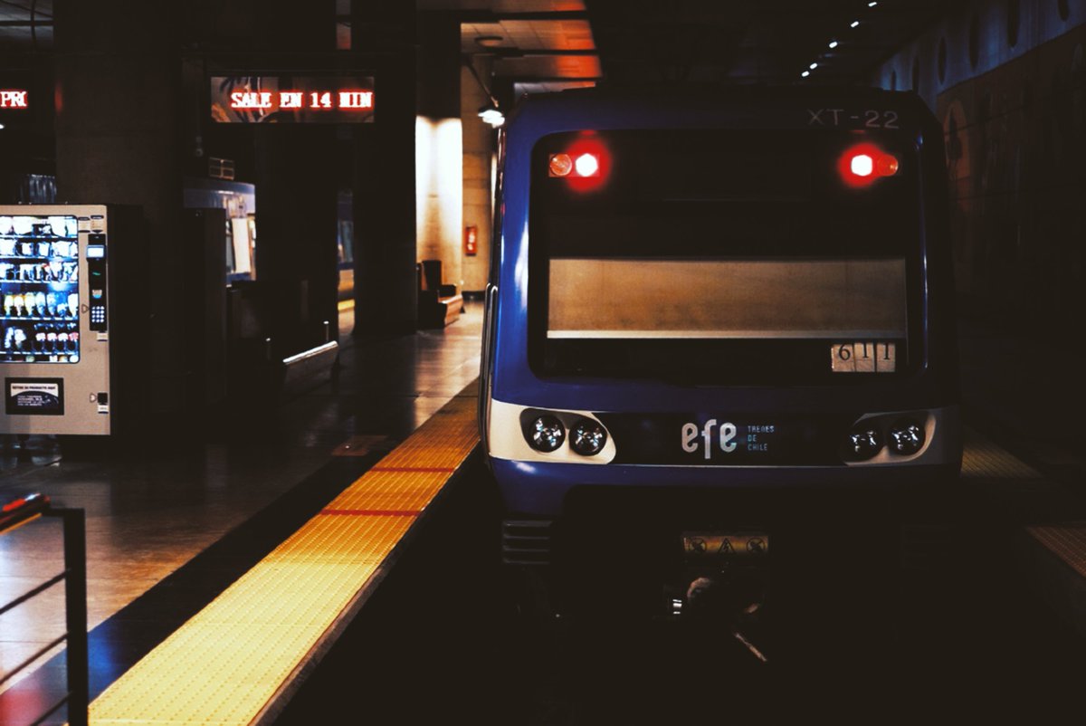 EFEValparaiso's tweet photo. 🌙 Domingo finalizado, pero los trenes siguen operando hasta su horario habitual.
🚆 Mañana seguimos acompañando tu ruta.
👉 Revisa la info en nuestro sitio web https://t.co/luAgDgSF7M 💙 https://t.co/GD0wPbTzM6