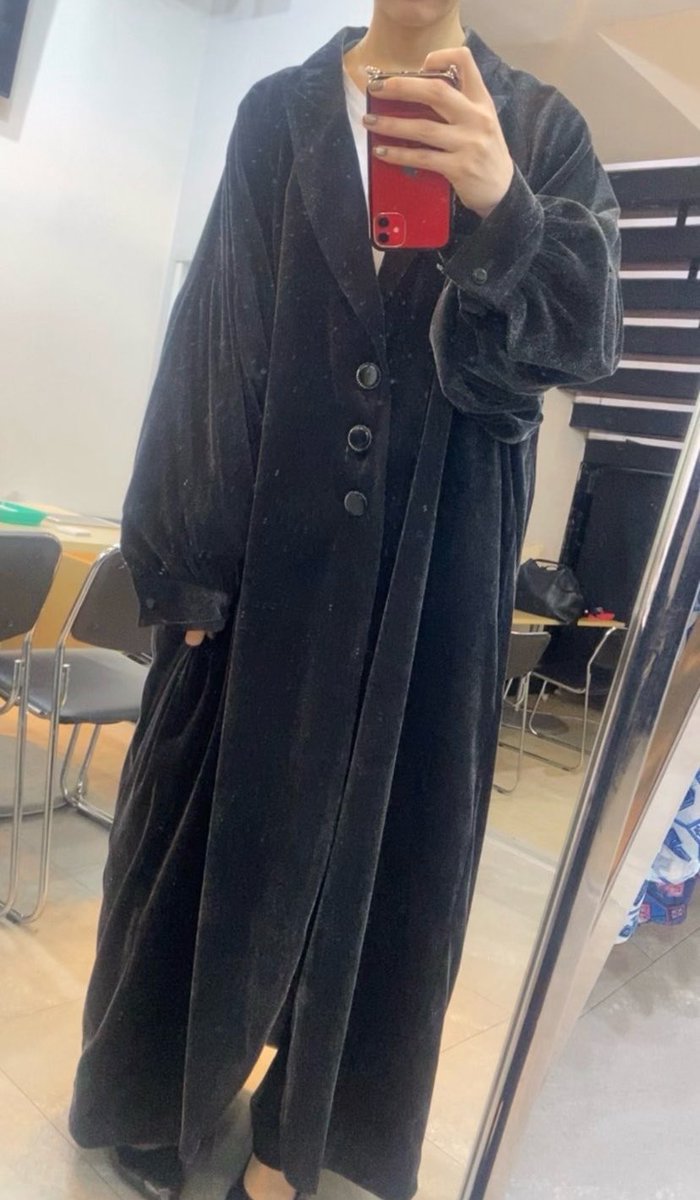 38kiku38's tweet photo. 夜更けに揺らぐ、静寂と気配の狭間を探るローブジャケットがめちゃくちゃツボ

肩の落ち感、高身長勢が歓喜する贅沢な丈感、袖を捲っても可愛い。。。

雑写真&amp;動画で申し訳ないですがどうぞ参考に
写真ないけどredもまじ可愛い

black
174cm
普通体型
ヒール3cmくらい
black L
camel M

#hazama_size https://t.co/PzZ1Z49ffa
