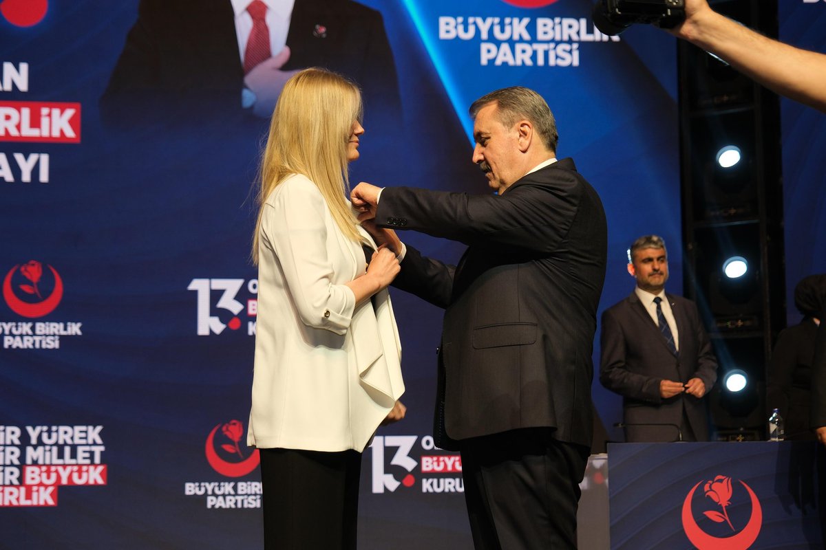 csezenirmak's tweet photo. Büyük Birlik Partisi 13. Olağan Büyük Kurultayı’nda, Genel Başkanımız Sayın Mustafa Destici’nin takdim ettiği rozetle partimizin saflarında görev alma onur ve sorumluluğunu üstlenmiş bulunuyorum.
Hayırlara vesile olmasını temenni ediyorum. https://t.co/LptXbJvEHs