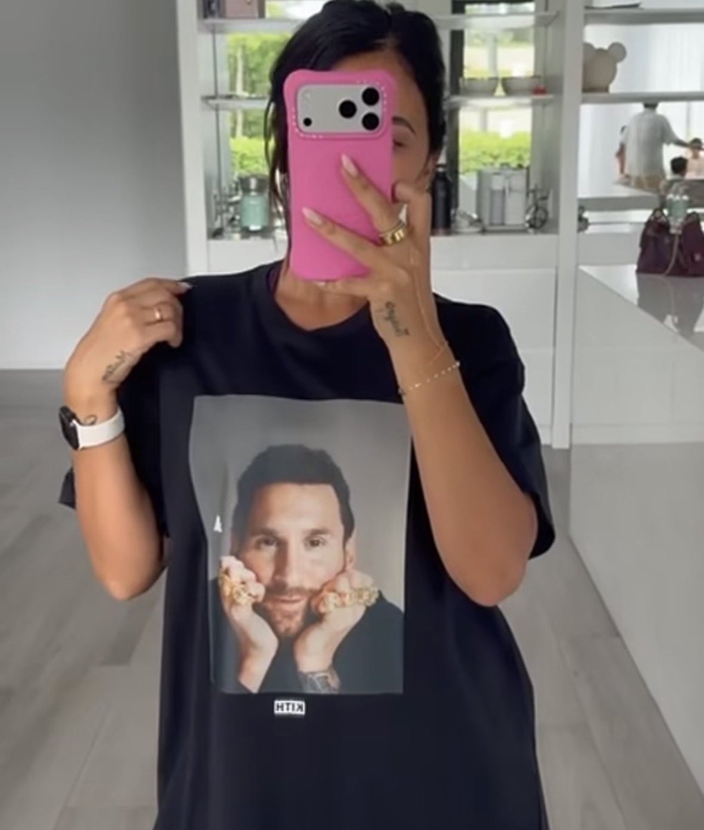 biscrf's tweet photo. a antonela mds… a gente já entendeu que vc é casada com ele diva, não precisa esfregar na nossa cara https://t.co/FhqJmVV94N