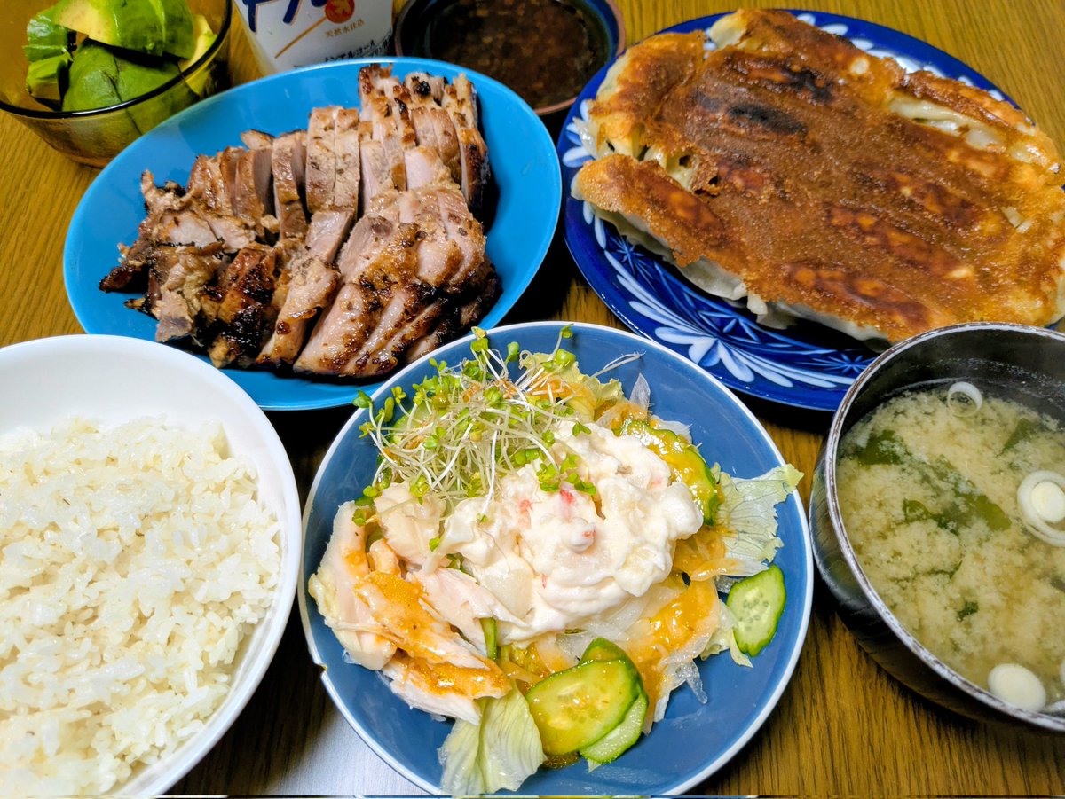 rokka415's tweet photo. 晩御飯〜焼き餃子🐷、叉焼🐷、ポテトサラダ🥗、わかめの味噌汁🥢久々に叉焼作った🐷
#晩ごはん #おうちごはん https://t.co/W1Yy08c9v7