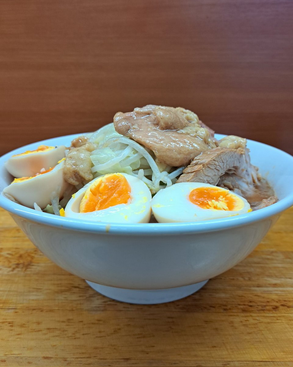 K571159816043's tweet photo. 立川のラーメン二郎立川店さんにお伺いさせて頂きました！
ラーメン＋味付煮玉子×2！
(コール:ニンニク少し、アブラ)
めちゃくちゃ美味しかったです！
御馳走様でした🚝 https://t.co/zY0AbK9cuW