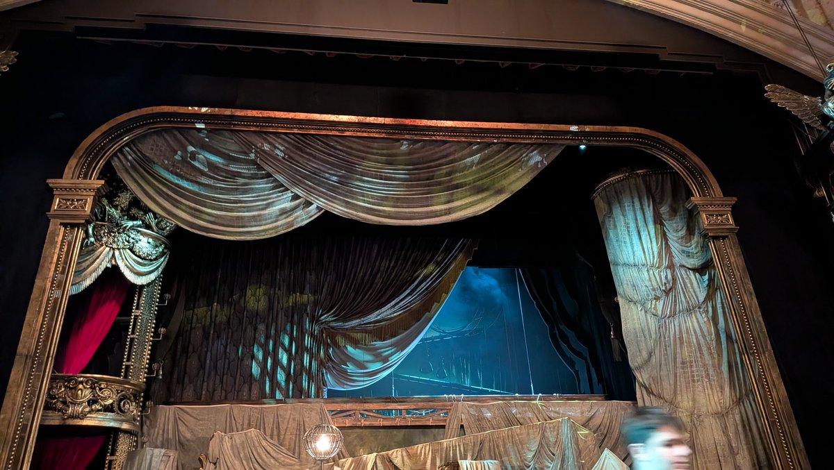 essej's tweet photo. OMG our seats are so good. Spitting distance! Under the chandelier! https://t.co/hD4aMrHwt3