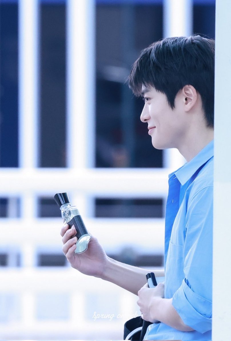 preferjae's tweet photo. jaehyun holding Aventus Creed perfume https://t.co/7qgkx6Ok4B