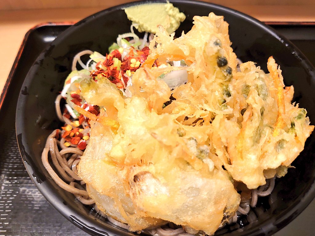 7menrui's tweet photo. 有楽町「よもだそば有楽町店」のゴーヤのかき揚げそば(冷やし)。
今日もよもぎはなくガッカリ。
週替りはゴーヤー。
しかし、いつものかき揚げにちょいゴーヤーがあるくらい。
うーむ。
そんな月曜の朝。
2026年6月
#立ち食いそば https://t.co/pVSApb0gF5