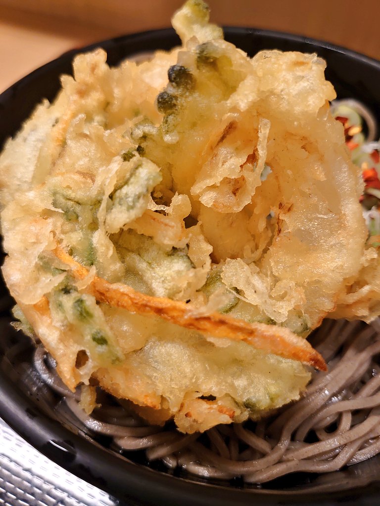 7menrui's tweet photo. 有楽町「よもだそば有楽町店」のゴーヤのかき揚げそば(冷やし)。
今日もよもぎはなくガッカリ。
週替りはゴーヤー。
しかし、いつものかき揚げにちょいゴーヤーがあるくらい。
うーむ。
そんな月曜の朝。
2026年6月
#立ち食いそば https://t.co/pVSApb0gF5