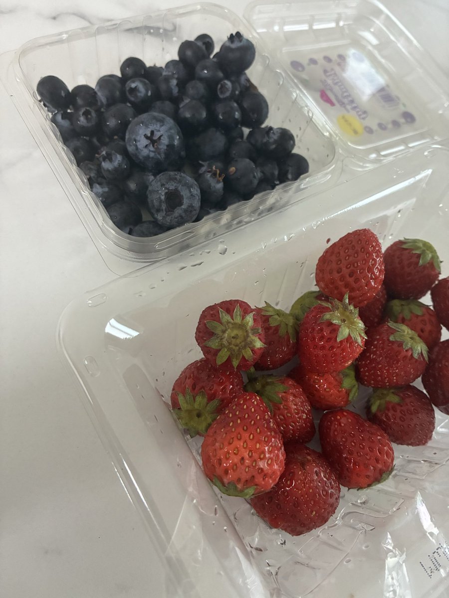 pamcuro's tweet photo. コストコでアサイーをげっとしてから
「代わりに頑張ってくれてありがとう」の気持ちで見ていたポコポコ界隈にほんのり近づいた気分

アレルギーなので、体調悪くなったらどうしようという不安をかかえながらの苺
…意識高い系朝食をお皿に移さない所が私らしさか( ¯•ω•¯ ) https://t.co/Ux7PtW9HfY