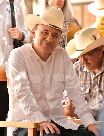 MataSalas123's tweet photo. Captan al narcotraficante Adán Salazar con el gobernador de sonora Alfonso Durazo en una pista clandestina después de salir de prisión 🚨 https://t.co/DrAhGIe1H8