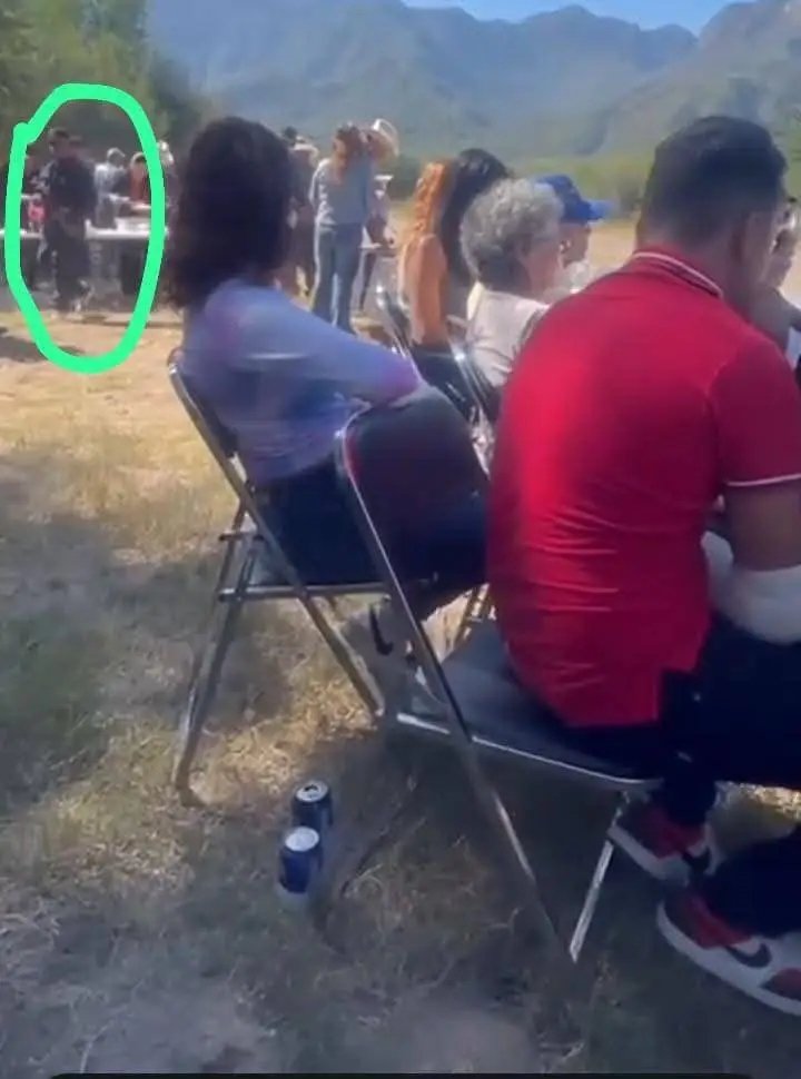 MataSalas123's tweet photo. Captan al narcotraficante Adán Salazar con el gobernador de sonora Alfonso Durazo en una pista clandestina después de salir de prisión 🚨 https://t.co/DrAhGIe1H8