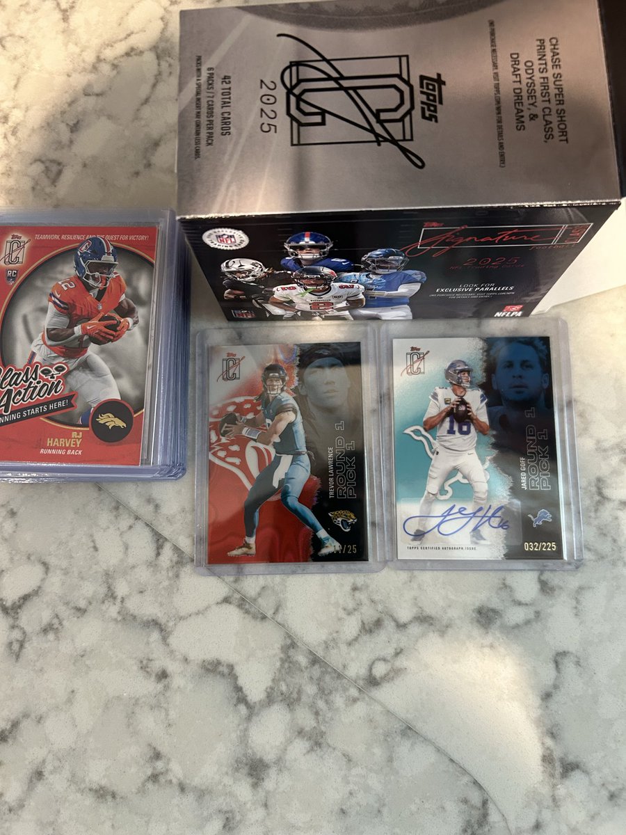 owings8's tweet photo. Got my 2 blasters delivered from Topps,  fun rip and hit a Goff auto and  a Lawerence /25 @CardPurchaser https://t.co/Hjp6qoXOXv