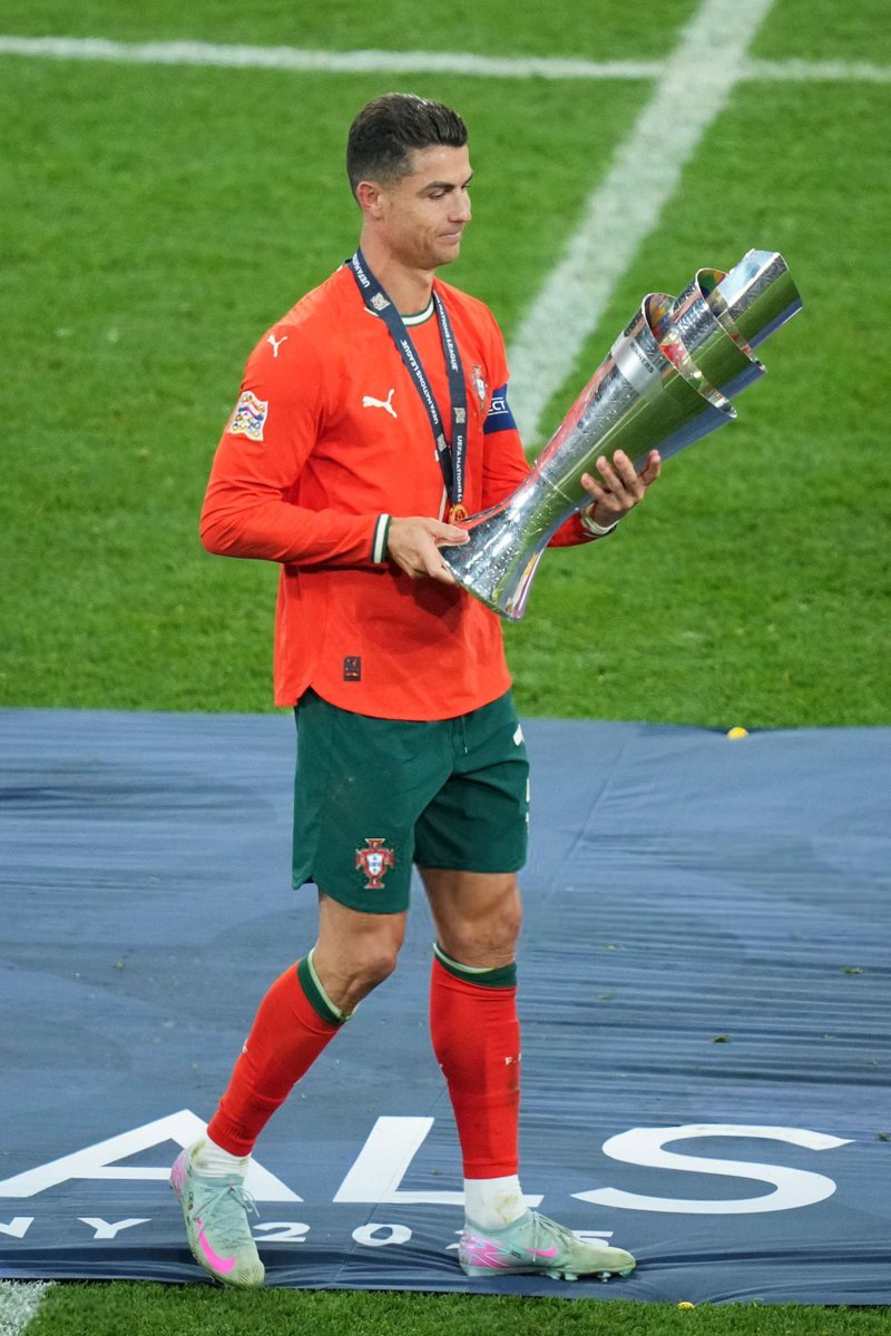 3wejdanro's tweet photo. مرت سنه على أجمل بطولة عشتها بكل مافيها من اقصاء المانيا وهزيمة اسبانيا بالنهائي وأرقام رونالدو لا تنسى كانت ايام جميله جداً وكامل الثقة ان هالبطولة هي اللي تعطي هالجيل الثقة ونقدر نبي عليها و ندخل المونديال كأبطال بعد هزيمة أفضل منتخبات العالم

انا مستعده للمونديال منذ عام❤️ https://t.co/iI576MNkls