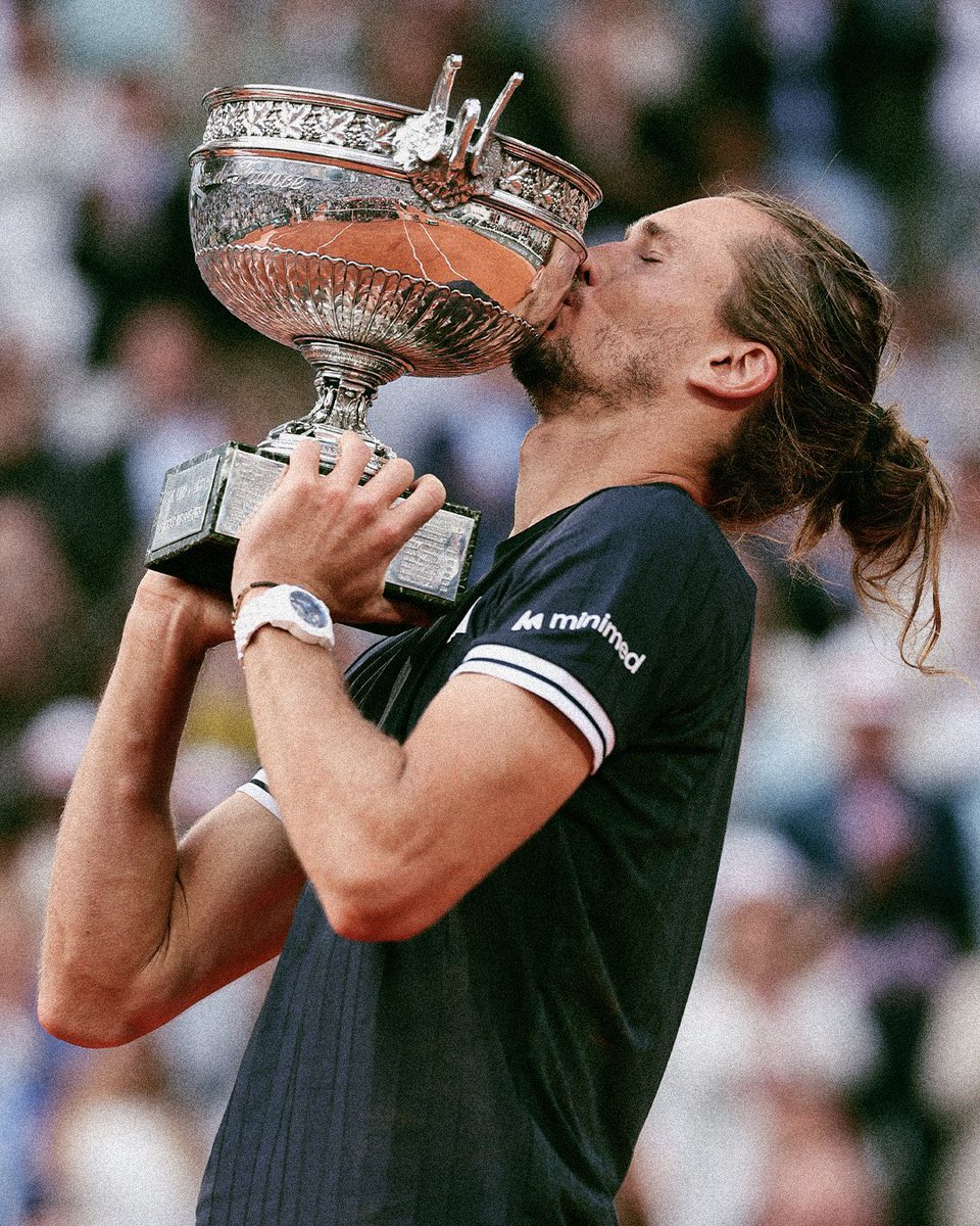 SportConnectFM's tweet photo. 🏆 ZVEREV LO HA CONSEGUIDO 🏆

El tenista alemán, de ascendencia rusa se llevó el título en #RolandGarros al vencer en la final al italiano Flavio Cobolli. https://t.co/RLm1Ps8b1t
