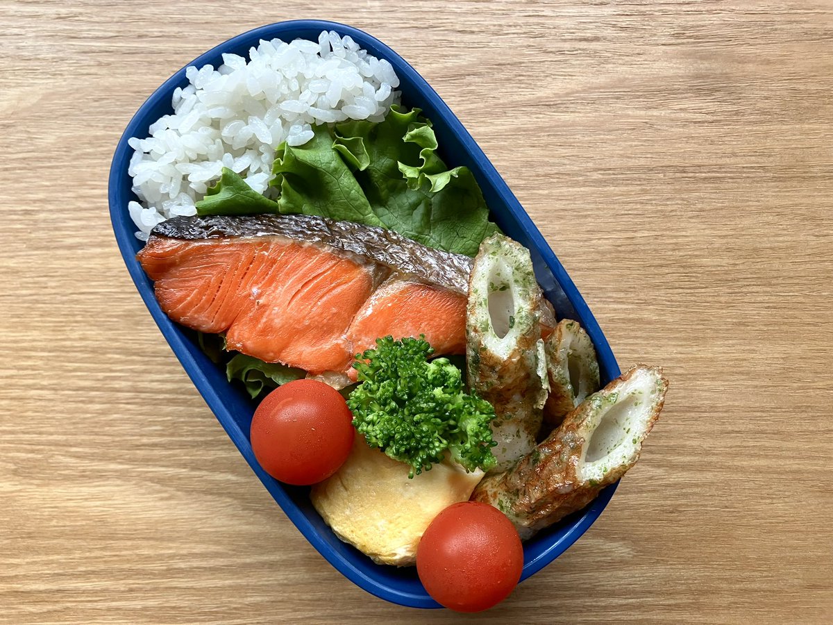 elmo181819's tweet photo. おはようございます
6/8のお弁当です♪
⭐︎焼鮭 ⭐︎卵焼き ⭐︎ちくわの磯辺揚げ
今日も☔️ですね〜
#お弁当記録　#えるものお弁当記録 https://t.co/hN4XdwPhD0