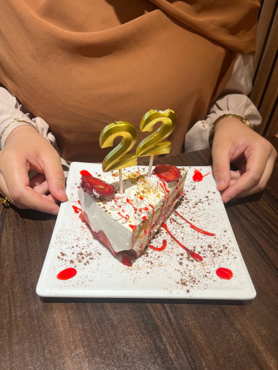 Bochraaaaaa's tweet photo. 22 سنة 🎈

يبدو رقما صغيرا..لكنني أشعر أنه مضى الكثير 🥹
لا شيء كبيرا يُذكر، غير أن بشرى تتعلم وتنمو وبشرى أخرى تخطئ وتعيد المحاولة..

وفي السنوات القادمة التي كتبها الله لي، أدعو أن أكون بخير قبل كل شيء وهذا يكفي 🤍 https://t.co/KupVu0RbeU
