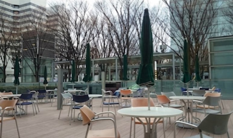 URAWA_LABO's tweet photo. 悲報。
定番の待ち合わせスポットだった、ロイヤルホストさいたま新都心店が、2026年6月29日(月)15時をもって閉店するようです。

アリーナのイベント前後に利用した方も多いのではないでしょうか。
ファミレスとしては珍しくテラス席もあり、駅近ながら落ち着いて過ごせる貴重な存在でした。 https://t.co/tWuOnlkRQf