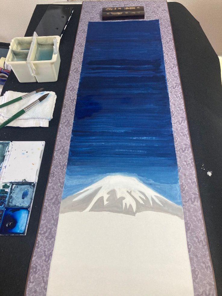 gatapi21's tweet photo. おはようございます
週末の制作は　夜空から残雪の富士
色は重ね塗りで少しづつ完成版に向かいます
空は夜空から夜明けに
続きは次の週末に
和の心　和の力　一日一善 https://t.co/jvJI964Lmr