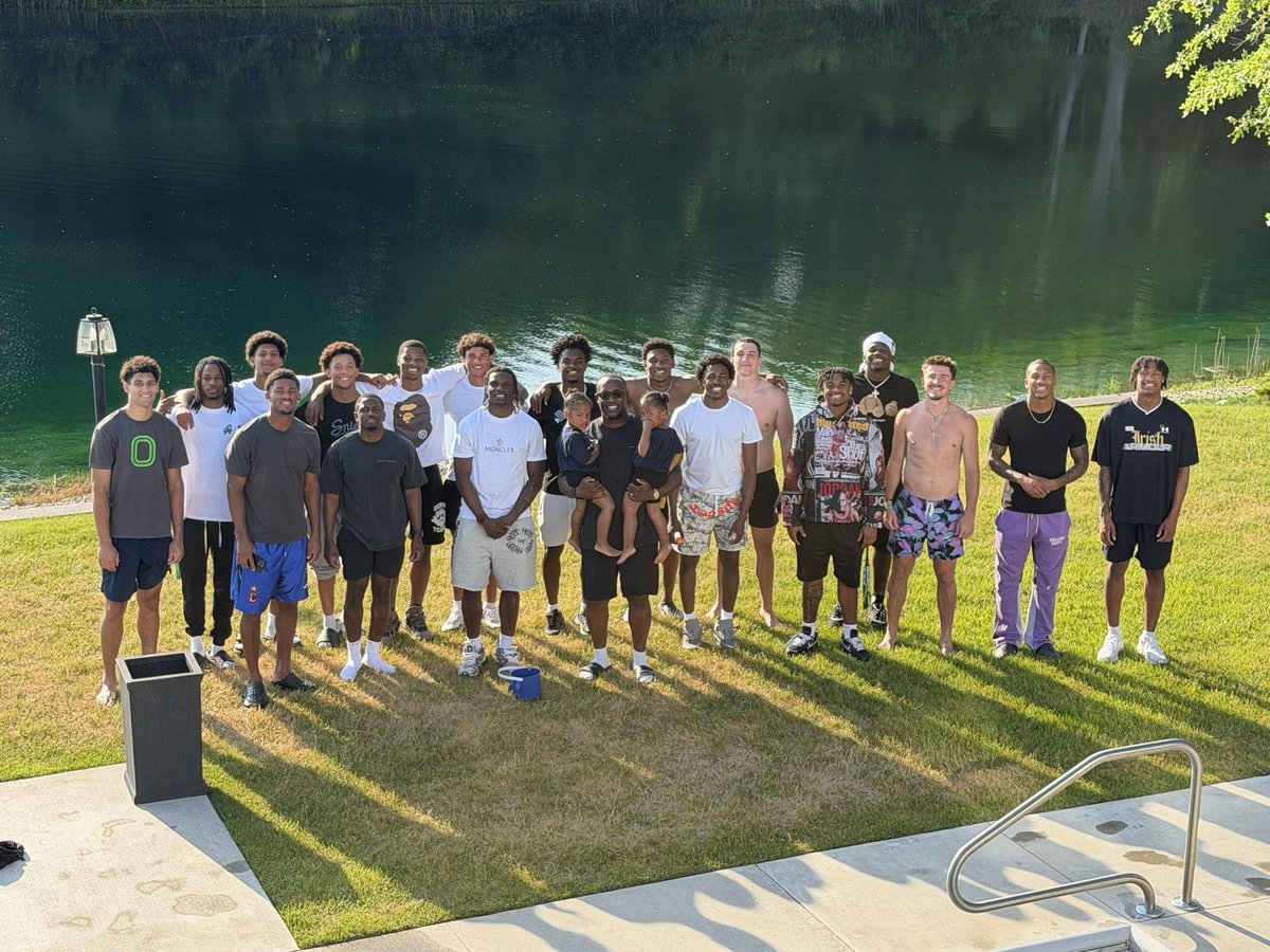 AaronHenry7's tweet photo. Good food, great conversations, and even better people. Always a blessing to have the guys over. #FTB https://t.co/rIbbg0XCQb