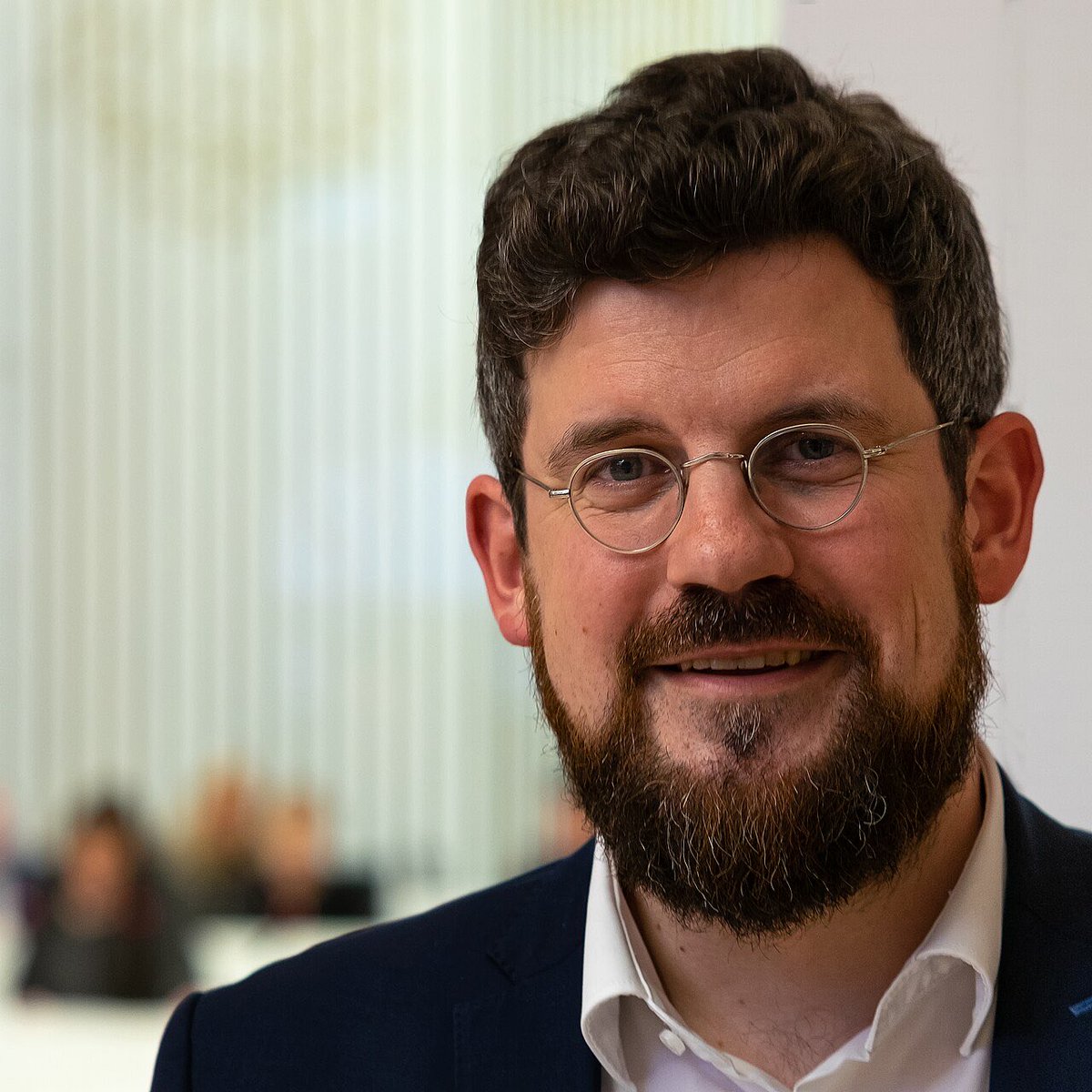 RealWuppi's tweet photo. Das hier ist Julian Barlen (SPD). Julian ist im Vereinsregister als einer der beiden Vorsitzenden eingetragen. 

Er wurde am 24.2.1980 in Bielefeld geboren und ist Vorsitzender beim Institut für Informationen und Dokumentationen e.V.

Dieser e.V. ist verantwortlich für Endstation Rechts.

Er ist verantwortlich dafür, dass Kinder ohne Einwilligung der Eltern fotografiert und denunzierend ihre Bilder im Netz verbreitet werden.

#RedaktionsnetzWerkRechts