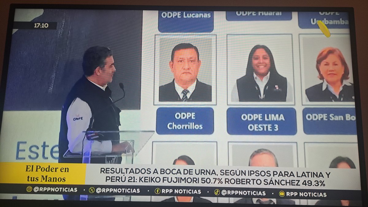 VeryNiceTrue's tweet photo. Que gracioso el nuevo jefe de la @ONPE_oficial presenta orgullos a los jefes de la ODPE en conferencia de prensa. Que han hecho un excelente trabajo, dice. 
Quien es una de ellas? La que traslado las cédulas y actas en un taxi y se le perdieron 2. 
Ella misma 

A reír! https://t.co/iAO6ujgRid
