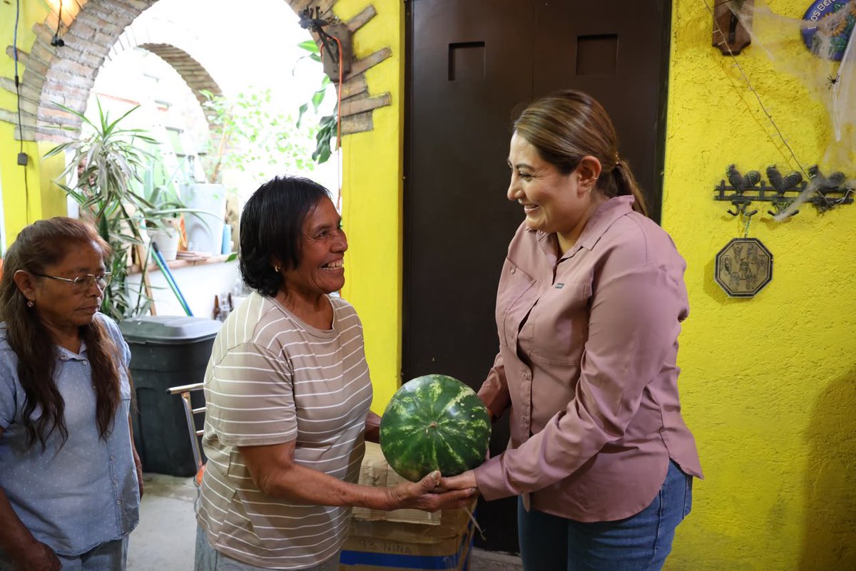 DanielaTaurinoo's tweet photo. En la colonia Fernando Gómez Sandoval de #SantaLucíaDelCamino, compartimos sandías cultivadas por productores oaxaqueños, porque apoyar el campo también es apoyar a las familias.
Acercamos productos de nuestra tierra al #DistritoXII, fortaleciendo la economía local y reconociendo el esfuerzo de quienes hacen producir #Oaxaca.
#DanielaTaurino #DT