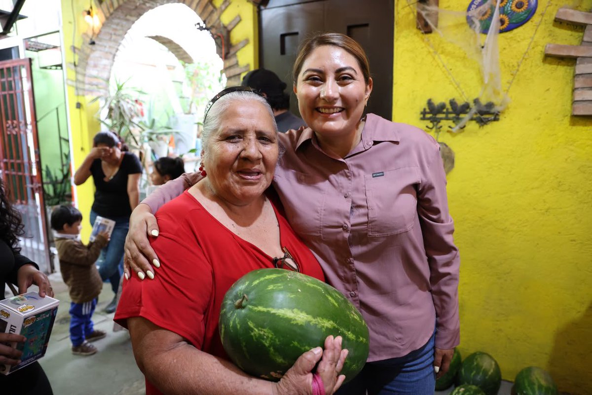DanielaTaurinoo's tweet photo. En la colonia Fernando Gómez Sandoval de #SantaLucíaDelCamino, compartimos sandías cultivadas por productores oaxaqueños, porque apoyar el campo también es apoyar a las familias.
Acercamos productos de nuestra tierra al #DistritoXII, fortaleciendo la economía local y reconociendo el esfuerzo de quienes hacen producir #Oaxaca.
#DanielaTaurino #DT