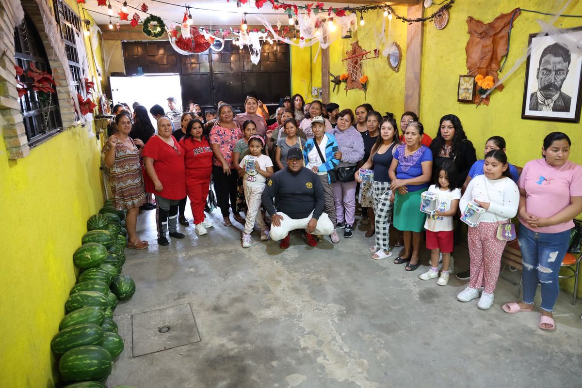 DanielaTaurinoo's tweet photo. En la colonia Fernando Gómez Sandoval de #SantaLucíaDelCamino, compartimos sandías cultivadas por productores oaxaqueños, porque apoyar el campo también es apoyar a las familias.
Acercamos productos de nuestra tierra al #DistritoXII, fortaleciendo la economía local y reconociendo el esfuerzo de quienes hacen producir #Oaxaca.
#DanielaTaurino #DT