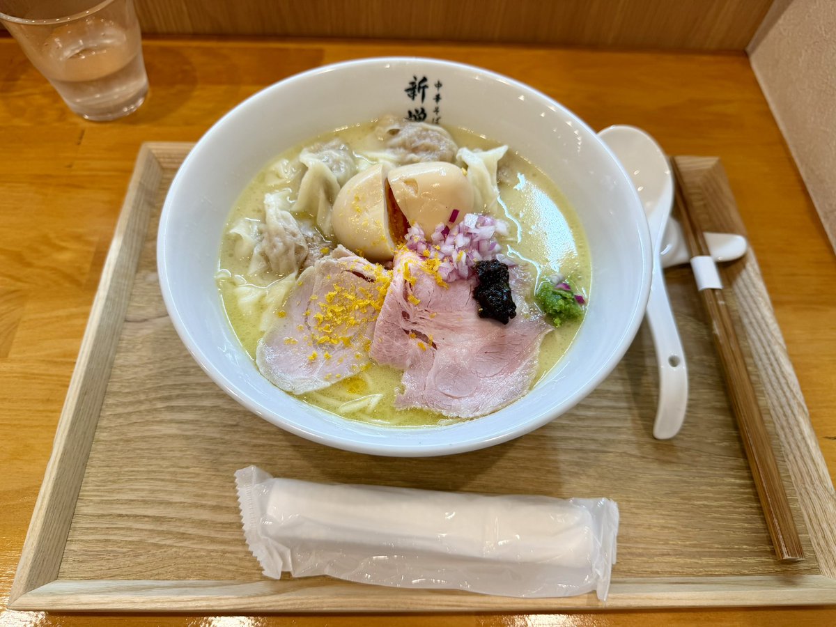 hinono2thinono2's tweet photo. 千歳烏山でラーメン🍜

中華そば 新増田
鶏白湯ラーメン 全部のせ
和え玉ハーフ(醤油)

無化調/自家製麺
優しい味で美味しい
燻製の味玉と鶏白湯がとっても合う🥚
和え玉は違う麺のタイプで色んな味や食感を楽しめました
今度は醤油食べたい🤤
日によってメニューが違うのでSNS要チェック https://t.co/K3CvhniMde