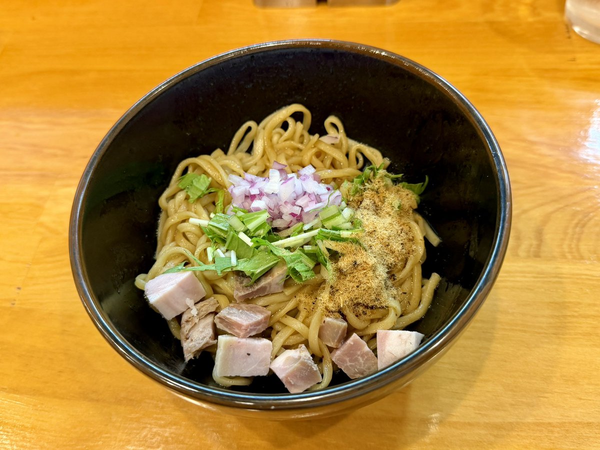 hinono2thinono2's tweet photo. 千歳烏山でラーメン🍜

中華そば 新増田
鶏白湯ラーメン 全部のせ
和え玉ハーフ(醤油)

無化調/自家製麺
優しい味で美味しい
燻製の味玉と鶏白湯がとっても合う🥚
和え玉は違う麺のタイプで色んな味や食感を楽しめました
今度は醤油食べたい🤤
日によってメニューが違うのでSNS要チェック https://t.co/K3CvhniMde