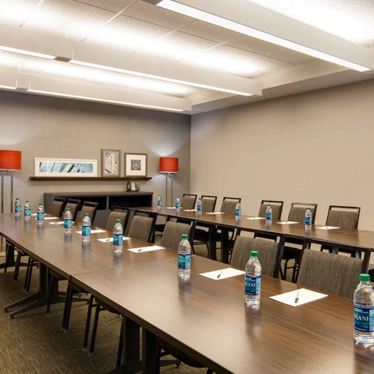 Springfield_CI's tweet photo. #Meet, #connect, and gather with #ease. ✨ Our #meeting spaces are perfect for business #events, #celebrations, and everything in between.  https://t.co/e39fxTpDxm https://t.co/HgQxwO4sRA
