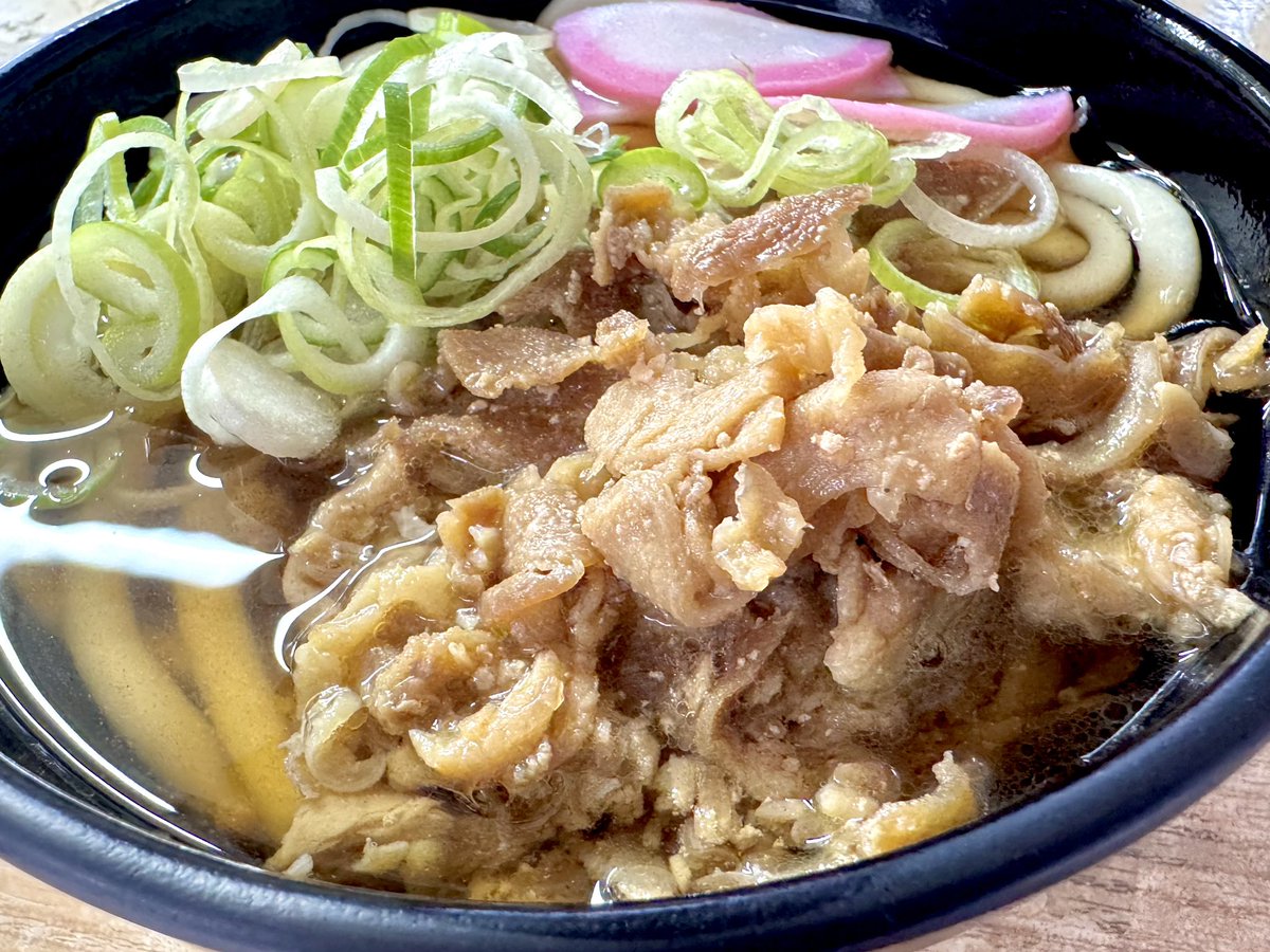 ekiaka's tweet photo. ぷらっとぴっと 7・8番ホーム
@北九州市小倉駅構内

ホームに佇む
立ち食いうどん

名物のかしわうどんのルーツは
大正創業のかしわめしの駅弁

昆布と鰹節の出汁に
甘辛く煮込まれたかしわ(鶏肉)が
たっぷり

かしわの旨味とタレで
食べ進める毎に
ツユがコク深くなって◎

ヤワヤワ麺も相性良き一杯 https://t.co/WUYMhxjpVA