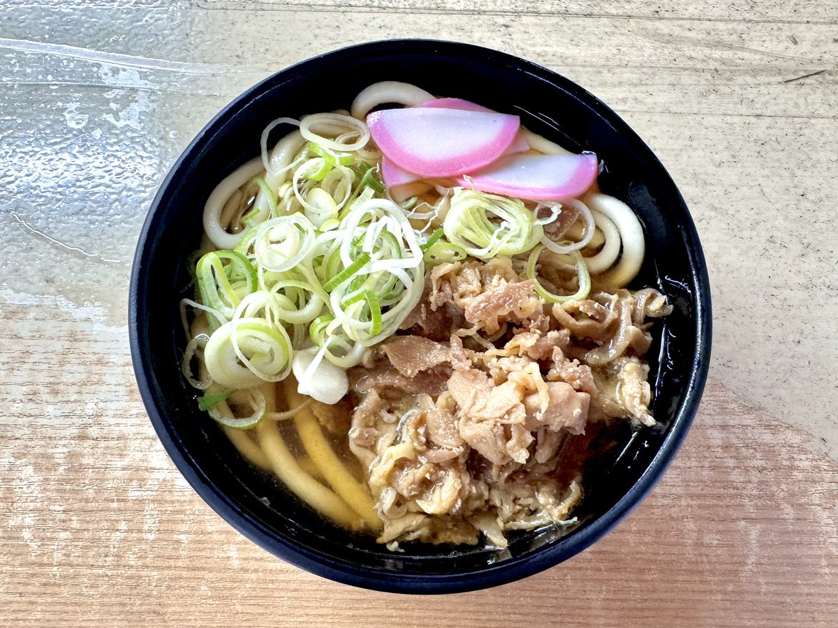 ekiaka's tweet photo. ぷらっとぴっと 7・8番ホーム
@北九州市小倉駅構内

ホームに佇む
立ち食いうどん

名物のかしわうどんのルーツは
大正創業のかしわめしの駅弁

昆布と鰹節の出汁に
甘辛く煮込まれたかしわ(鶏肉)が
たっぷり

かしわの旨味とタレで
食べ進める毎に
ツユがコク深くなって◎

ヤワヤワ麺も相性良き一杯 https://t.co/WUYMhxjpVA